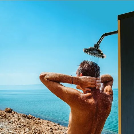 Surya Gold - Douche De Jardin Solaire 40L En PVC. Douche à Chauffage Solaire Douche Extérieure Avec Robinetterie En Acier Et Pommeau De Douche Orientable. Couleur Or Et Noir Mat. 6 Surya Gold - Douche De Jardin Solaire 40L En PVC. Douche à Chauffage Solaire Douche Extérieure Avec Robinetterie En Acier Et Pommeau De Douche Orientable. Couleur Or Et Noir Mat. – Image 4